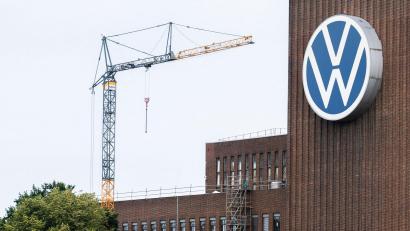 Bild: Julian Stratenschulte/dpa
Nach einer Einigung im VW-Aufsichtsrat soll es im Konzern grundlegende Veränderungen. (Archivbild)