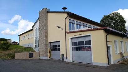 Bild: Roland Krommer
Rund um das neue Feuerwehrhaus der Wildenreuther Brandschützer wird am Wochenende gefeiert.