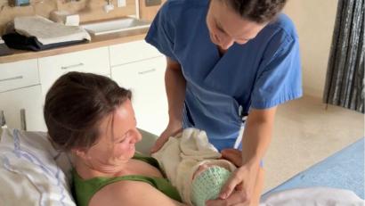 Bild: Lena Jehl-Hüttner
Rund 600 Babys kommen jährlich in den modernen Kreißsälen des Krankenhauses St. Barbara zur Welt. Mit der kinderärztlichen Präsenz geht das Krankenhaus nun einen weiteren Schritt.