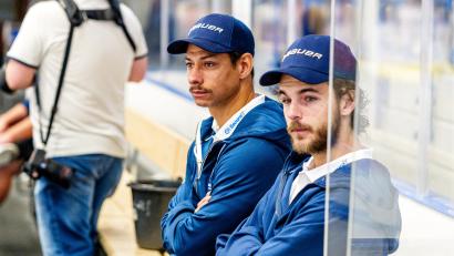Bild: Elke Englmaier
Goalie Michael McNiven (links) fehlt den Blue Devils Weiden zunächst, Brayden Tracey feierte am Donnerstag beim Test in Sokolov sein Debüt.