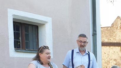 Bild: Susanne Götte
Pfarrer Márcio Trentini und seine Frau Vivian Bayer Trentini haben in ihrer Zeit in Kohlberg brasilianisches Lebensgefühl verbreitet, zum Beispiel im vergangenen Sommer bei der Picknick-Serenade im Kohlberger Kirchengarten. Ab September wechselt der Pfarrer ins Vierstädtedreieck.
