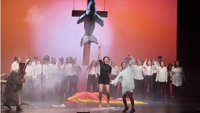 Bild: Georg Wendt/dpa
Die Darstellerinnen und Darsteller des Theaterstücks „Timmy - Die Hope stirbt zuletzt“. (Archivbild)