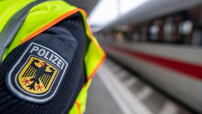 Bild: Patrick Seeger/dpa
Ein Super-Recognizer der Bundespolizei identifizierte einen mutmaßlichen Dieb, der verdächtigt wird, mehrere E-Scooter am Regensburger Bahnhof geklaut zu haben.