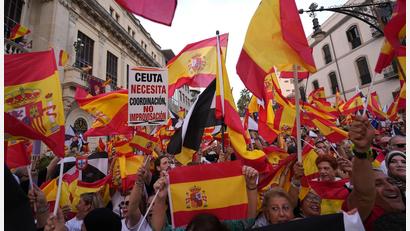 Bild: Francis González/AP/dpa
In Spaniens Nordafrika-Exklave Ceuta demonstrierten Tausende für eine Rückkehr zur Normalität und zum Verbleib bei Spanien.