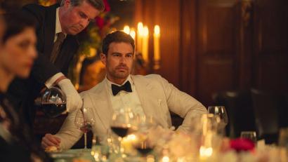 Bild: Christopher Raphael/Netflix/dpa
Theo James als Eddie Horniman in einer Szene der Serie „The Gentlemen“. (Handout)