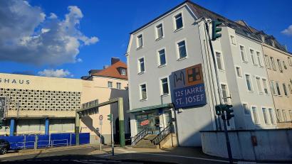Bild: blf
Das hellblaue Gebäude am Adolf-Kolping-Platz 1 steht fast leer. Es gehört der Pfarrei St. Josef.