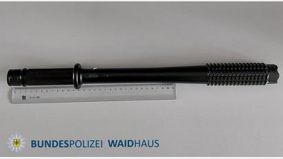 Bild: Bundespolizei
Diesen Schlagstock mit Elektroschocker stellte die Bundespolizei bei einem 36-Jährigen sicher, der über Waidhaus von Tschechien nach Deutschland eingereist war.
