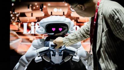 Bild: Christoph Soeder/dpa
Berlin: Technik trifft Taktstock – Roboter im Dirigenten-Look bei Performance am zweiten IFA-Pressetag 2026