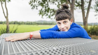 Bild: Linda Sier
Porträt von Anja Gmeinwieser, der Autorin des Debütromans „Wir Königinnen“.