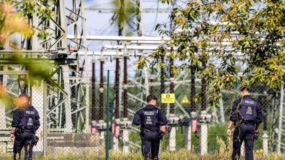 Bild: Frank Hammerschmidt/dpa
Unbekannte positionierten in Brandenburg mehr als ein Dutzend Geschosse unter Stromleitungen.