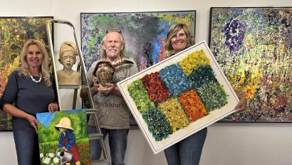 Bild: Ulla Britta Baumer
Mit viel Freude und Elan wurde die Gemeinschaftsausstellung des Kunstvereins Tirschenreuth im Hörmann-Saal installiert. Mitgeholfen haben auch die beiden Vorsitzenden Petra Schicker und Kerstin Rumswinkel (im Bild v.l. mit Künstler Bert Flor beim Aufbau).