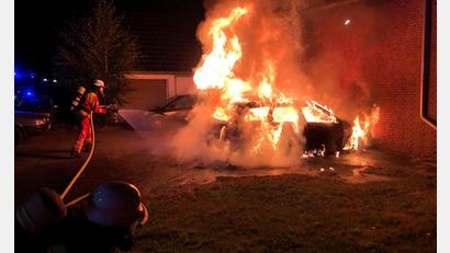 Bild: Feuerwehr Minden/dpa
Die Feuerwehr konnte verhindern, dass das Feuer auf das Wohnhaus übergriff.