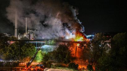 Bild: Marius Bulling/onw-images/dpa
Eine Lagerhalle brennt in Ulm.