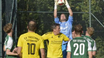 Archivbild: Hans Mark
Für Johannes Kohl (Mitte, gelbes Trikot) und den SV Trisching geht es am Freitagabend in einem beinahe historischen Derby in der Kreisliga West gegen den 1. FC Schmidgaden.