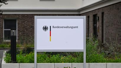 Bild: Jens Kalaene/dpa
Das Bundesverwaltungsamt. Hier eine Außenstelle in Brandenburg. (Archivbild)