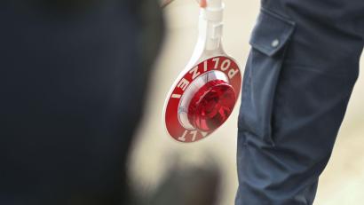 Bild: Katharina Kausche/dpa
Polizisten kontrollieren den Mann mit dem selbstgebauten Mofa. (Symbolbild)