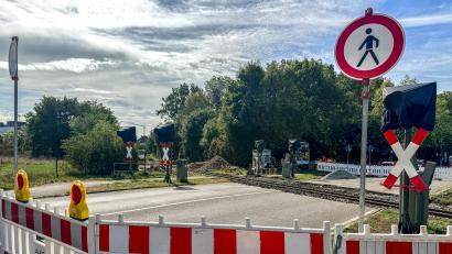 Bild: Marina Gube
Die Deutsche Bahn führt umfangreiche Arbeiten an den Gleisen und am Schotterbett der Bahnstrecke Weiden-Parkstein-Hütten durch. Deshalb werden mehrere Bahnübergänge in Weiden abwechselnd gesperrt.