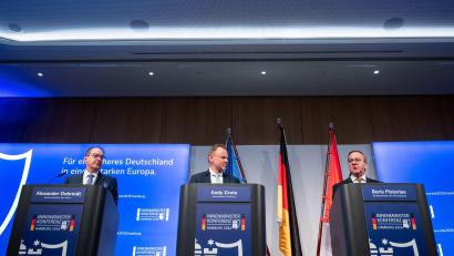 Bild: Daniel Bockwoldt/dpa
Was Firmen oder Sicherheitsfirmen mit Spezialfähigkeiten künftig erlaubt sein soll, um wichtige Einrichtungen zu schützen, werde aktuell innerhalb der Bundesregierung und mit den Ländern besprochen, heißt es aus dem Bundesinnenministerium. (Archivbild)