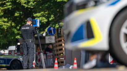 Bild: Peter Kneffel/dpa
In München waren Brandsätze geflogen.