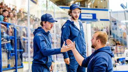 Bild: Elke Englmaier
Bislang war Brayden Tracey (Mitte) in der Hans-Schröpf-Arena zumeist in Trainingsklamotten anzutreffen. Am Sonntag gegen den EV Landshut feiert er aber sein Heim-Debüt im Trikot der Blue Devils Weiden.