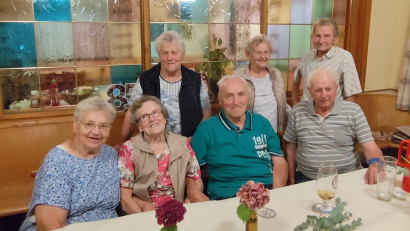 Bild: Sieglinde Schärtl
Der Glaubendorfer Wirt Hans Meißner (sitzend, Zweiter von rechts) mit seiner Frau Margareta (links) seine Schwester Margareta (zwischen dem Ehepaar) und Nachbarn Hans Kick, Rosa Beierl, Maria Meller und Hans Götz