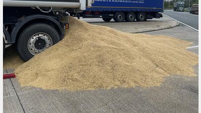Bild: Verkehrspolizeiinspektion Hof
Ein Lkw-Fahrer verlor auf dem Parkplatz Bärenholz acht Tonnen Hafer. Die Autobahnmeisterei und die Spedition kümmerten sich um die Reinigung.