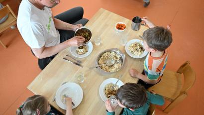 Symbolbild: Bernd Weißbrod/dpa
Zur Ganztagsbetreuung an der Altendorfer Schule gehört künftig auch Mittagessen – aber nicht nur für Schüler.
