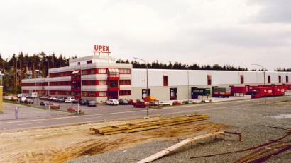 Bild: ATU
Peter Unger eröffnete im Jahr 1985 ein Logistiklager unter dem Namen "UPEX" in Weiden. Zuvor hatte er bereits Autoreifen in mehreren Geschäften verkauft.