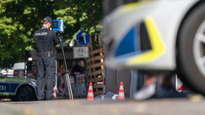 Bild: Peter Kneffel/dpa
In München waren Brandsätze geflogen.