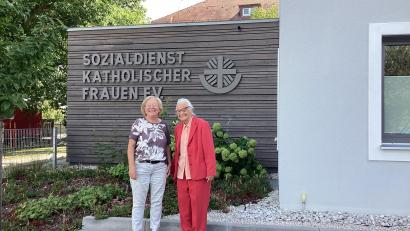 Bild: Monika Ziegeler
Marianne Gutwein (links) und Maria Geiss-Wittmann bringen Hilfe für diejenigen, die keinen Ausweg mehr sehen. Geiss-Wittmann war Leiterin des SkF von 1991 bis 2006 und Gutwein übernahm nahtlos den Vorsitz und hat ihn bis jetzt inne.
