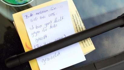 Symbolbild: Jens Wolf/dpa
Ein Zettel an der Windschutzscheibe alleine reicht nach einem Unfall nicht. Es ist Pflicht die Polizei zu informieren.
