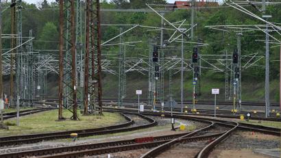Bild: Martin Schutt/dpa
Die DB saniert ihr Streckennetz. In den kommenden vier Wochen bedeutet das Fahrplanänderungen zwischen München und Füssen. (Symbolbild)