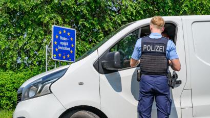 Bild: Patrick Pleul/dpa
Wann die vorübergehend eingeführten deutschen Grenzkontrollen enden, ist noch nicht absehbar. Bundesinnenminister Alexander Dobrindt (CSU) hat sich erst kürzlich wieder um ein halbes Jahr verlängert. (Symbolbild)