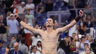 Bild: Frank Franklin II/AP/dpa
Alexander Zverev feiert seinen zweiten Fünfsatz-Sieg bei den US Open.