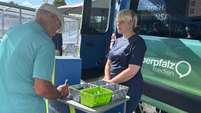Bild: san
Der Tour-Bus von Oberpfalz-Medien ist am Freitag nach Rieden gerollt. Bei "Redaktion on Tour" auf dem Parkplatz des Netto-Marktes durften die Besucher Anliegen und Anregungen vorbringen, Fragen stellen, am Gewinnspiel teilnehmen, am Glücksrad drehen und – gegen Vorlage eines Coupons – ein Eis schlecken.