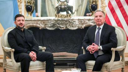 Bild: Thomas Padilla/AP/dpa
Die US-Vermittler Steve Witkoff und Jared Kushner reisen nach Worten des ukrainischen Präsidenten Wolodymyr Selenskyj am Sonntag nach Kiew. (Archivbild)