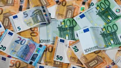 Bild: Jens Büttner/dpa-Zentralbild/dpa
Der Haushaltsentwurf für 2027 sieht Ausgaben von 555,4 Milliarden Euro vor - mit eine Nettokreditaufnahme von 118,7 Milliarden Euro. (Symbolbild)