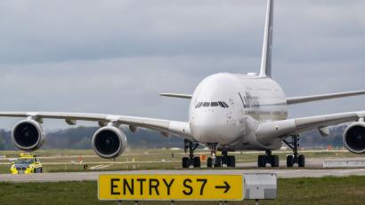 Bild: Peter Kneffel/dpa
Das weltgrößte Passgierflugzeug Airbus A 380 am Münchner Flughafen. Der zweitgrößte deutsche Airport hat im ersten Halbjahr Einbußen hinnehmen müssen. (Archivbild)