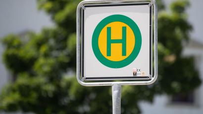 Symbolbild: Marijan Murat/dpa
Auf der Bus-Linie 457 im Landkreis Amberg-Sulzbach werden bis 8. September einige Haltestellen nicht bedient.