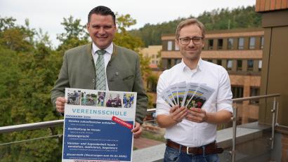 Bild: Laura Kohl, Landratsamt Schwandorf
Landrat Thomas Ebeling (links) und Florian Schmid von der Lernenden Region Schwandorf präsentieren das diesjährige Vereinsschule-Programm.