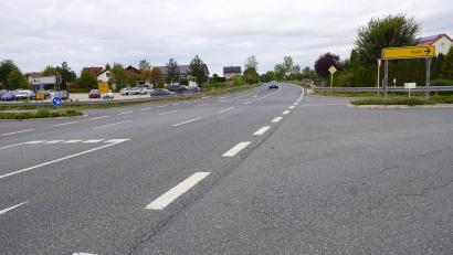 Bild: bkr
Die Staatsstraße 2665 bei Kastl ist ab Montag für ein paar Tage wegen Straßensanierungen voll gesperrt.