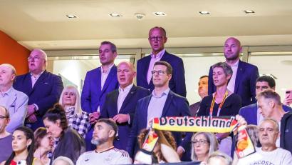 Bild: Andreas Gora/dpa
Bundeskanzler Friedrich Merz schaute sich das Auftaktspiel der deutschen Basketballerinnen an.