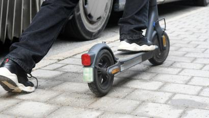 Symbolbild: Gabi Schönberger
Eigentlich braucht jeder E-Scooter (wie hier verpixelt) ein Kennzeichen. In Marktredwitz hat die Polizei eine 36-Jährige auf einem E-Scooter ohne Kennzeichen kontrolliert. Es gibt Hinweise auf Drogenkonsum und Zweifel am Eigentum des Rollers.