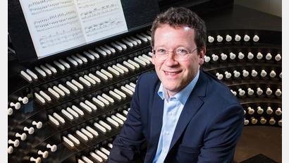 Bild: Martin Mahlmeister
Prof. Stefan Schmidt am wunderschönen Spieltisch der Würzburger Domorgel.