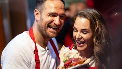 Bild: Fabian Sommer/dpa
Frederick (links) und Annika Lau haben nun ihren eigenen veganen Döner.