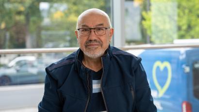 Bild: Franka Eichl
Mohammed El Moghrabi kam im Jahr 1985 als palästinensischer Geflüchteter mit zwei Kindern und seiner Ehefrau aus dem Libanon über die damalige DDR nach Weiden. Die Familie hat hier ein Zuhause gefunden und lebt bis heute gerne in der Stadt.
