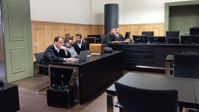 Bild: Kathrin Halbhuber
Ein 26-Jähriger (mitte) sitzt auf der Anklagebank des Landgerichts Amberg zwischen seinem Pflichtverteidiger Gunther Haberl (links) und Wahlverteidiger Christian Reiser (rechts). Der Angeklagte muss sich wegen unerlaubtem Handel mit Cannabis und Betäubungsmitteln in nicht geringer Menge verantworten.