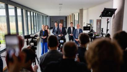 Bild: Jacob Schröter/dpa
Die Thüringer Landesregierung um Ministerpräsident Mario Voigt (CDU) will weitermachen - wie genau, das ist offen.