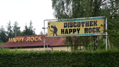 Archivbild: Petra Hartl
Dieses Schild kennt jeder, der schon mal über die B85 von Amberg nach Sulzbach-Rosenberg gefahren ist. Das Happy.Rock schließt zum Ende des Jahres.