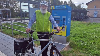 Bild: bl
Wilhelm Gericke hat bei der Fahrrad-Mitnahme per Bahn so manches Abenteuer erlebt. Auch die Wahl des passenden Tickets, wie hier am Fahrkarten-Automat in Pfreimd, ist nicht immer einfach.